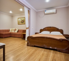 Семейный четырехместный номер в Лотос