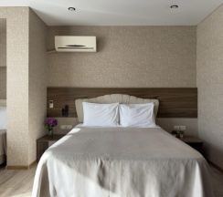 Трёхместный номер Супериор Плюс c 1 комнатой с балконом и с красивым видом из окна в Aimara