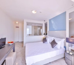 Двухместный номер Deluxe с балконом и с видом на море двуспальная кровать в Hera Hotel