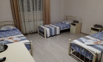 Трехместный номер с 3 односпальными кроватями в Nur