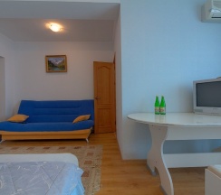 Трёхместный номер Standard с балконом и с красивым видом из окна в Golden Lady