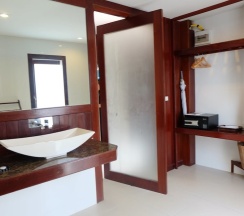 Вилла с балконом в Howard Johnson by Wyndham Phuket Naiyang