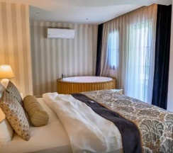 Четырёхместный семейный люкс в Salonika Suites