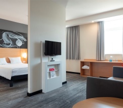Номер Premium, семейный - с двуспальной кроватью и диваном в ibis Cheboksary Center
