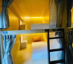 Кровать в общем номере в Rabbitel Phuket