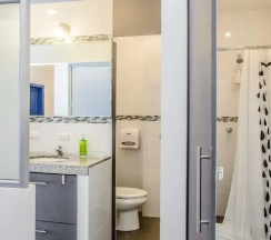 Кровать в общем номере в Tomo Hostel