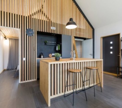 Двухместный коттедж двуспальная кровать в Family Barn Karvala