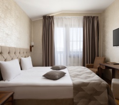 Двухместный номер Стандарт с балконом и с видом на горы двуспальная кровать в Роза шале