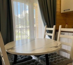 Коттедж семейный с 1 двуспальной кроватью и кухней в Счастье в горах