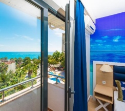 Двухместный номер Standard с видом на море двуспальная кровать в Club Aqua Plaza