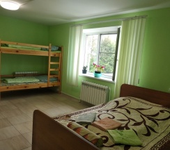 Кровать в общем номере с красивым видом из окна в Best xostel