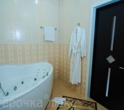 Номер полулюкс улучшенный с 1 двуспальной кроватью в Пятерочка-люкс