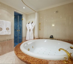 Двухэтажный номер в Taleon Imperial Hotel