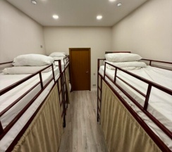 Кровать в мужском шестиместном номере в Берег