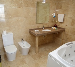 Трёхместные апартаменты Deluxe с 2 комнатами с балконом в Park Hotel Bishkek
