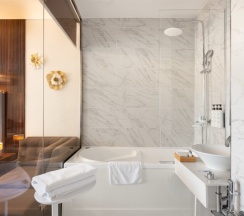 Люкс с балконом, гидромассажной ванной и видом на город в V Hotel&Rooftop lounge