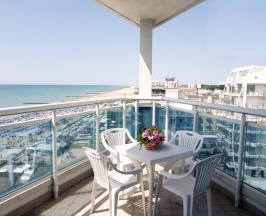 Четырёхместный номер Standard с балконом и с видом на море в Hotel Caravelle & Minicaravelle