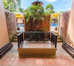 Двухместный номер с доступом в бассейн двуспальная кровать в Princess Kamala Beachfront Hotel
