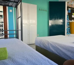 Кровать в общем номере с балконом и с красивым видом из окна в Lemongrass Hostel