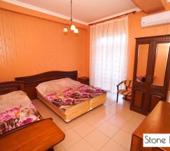 Трёхместный номер Deluxe с балконом и с красивым видом из окна в Stone house