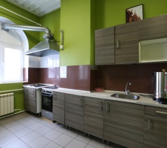 Кровать в общем номере с красивым видом из окна в Пётр первый