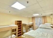 Кровать в общем номере (мужской номер) с красивым видом из окна в Alma-Ata Hostel