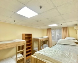 Кровать в общем номере (мужской номер) с красивым видом из окна в Alma-Ata Hostel