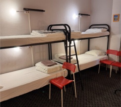 Кровать в мужском номере с 8 кроватями в Likehome