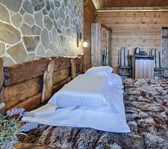 Двухместный 27 люкс с балконом и с видом на море двуспальная кровать в Exclusive Hotel&Apartments