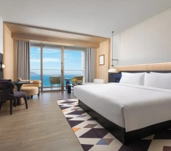 Двухместный номер Standard с балконом и oceanfront (двуспальная кровать) в voco Sanya Dadonghai By IHG