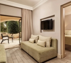 Люкс c 1 комнатой с красивым видом из окна в Aphrodite Hills Hotel