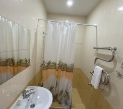 Трехместный номер с двуспальной и односпальной кроватями в Кристина