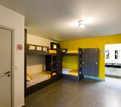Кровать в общем номере с балконом в Concept Design Hostel & Suite