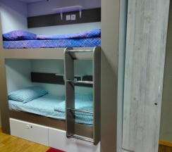 Кровать в шестиместном мужском номере в Puerto