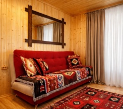 Двухместный улучшенный стандарт с общей террасой и видом на горы | 2 этаж в Hayat Haus