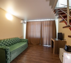 Двухуровневый семейный номер с балконом на 3-4 гостей и видом на море (корпус Б) в Оптимист