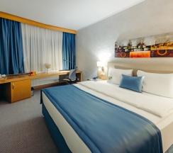 Двухместный номер Superior с видом на реку двуспальная кровать в Dedeman Oskemen Hotel