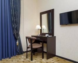 Номер люкс с 1 двуспальной кроватью и диваном в Арлекино