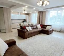 Апартаменты с балконом и с красивым видом из окна в Апартаменты в центре с тремя спальнями на Червякова 55 рядом с парком Победы