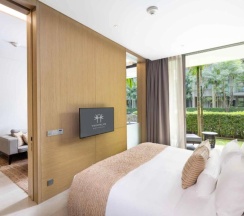 Двухместный люкс Grand Azure с видом на бассейн двуспальная кровать в Twinpalms MontAzure Phuket Resort