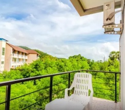 Двухместный номер Superior с балконом двуспальная кровать в Baan Yuyen Karon Guesthouse