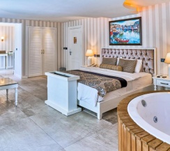 Двухместный номер Deluxe двуспальная кровать в Salonika Suites
