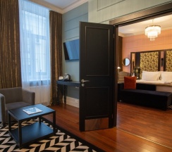 Семейный люкс с видом на улицу в Dom Boutique Hotel