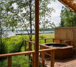 Лодж "У озера" с купелью в Lembo