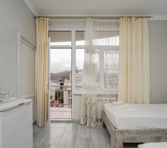 Трёхместная комната с одной двуспальной и односпальной кроватями в Чайка