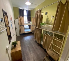 Место в 4-х местном женском номере со шторками в Cuba coliving