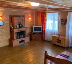 Коттедж с балконом и с красивым видом из окна в Усадьба Клёвое место