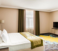 Двухместный люкс с балконом и с красивым видом из окна двуспальная кровать в The One Hotel Astana