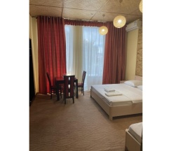 Номер полулюкс с 1 односпальной и 1 двуспальной кроватью в Red House