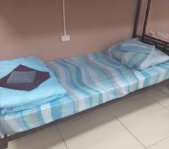 Кровать в 8-местном общем мужском номере в Сити-В